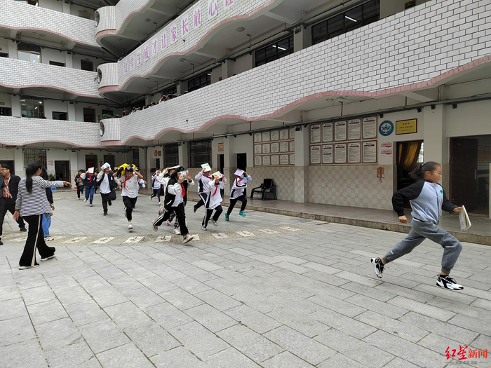 ↑泸定一中学生科学有序紧急撤离