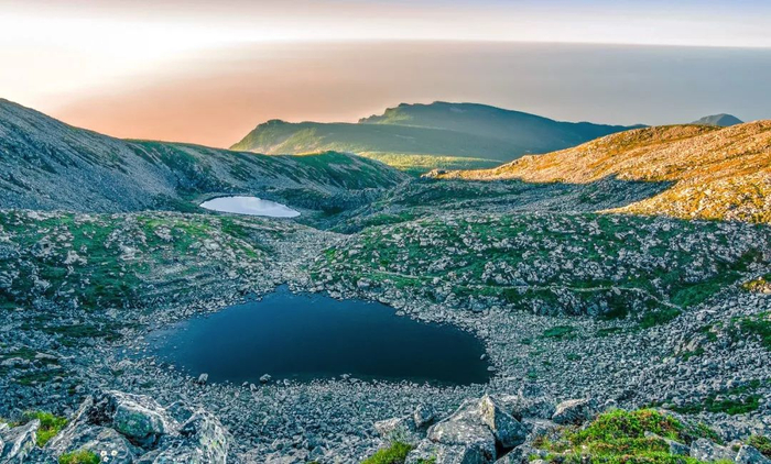 秦岭主峰太白山上的池海，是第四纪冰川活动时期形成的冰斗湖。
