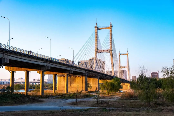 安徽省蚌埠市解放路淮河公路大桥。