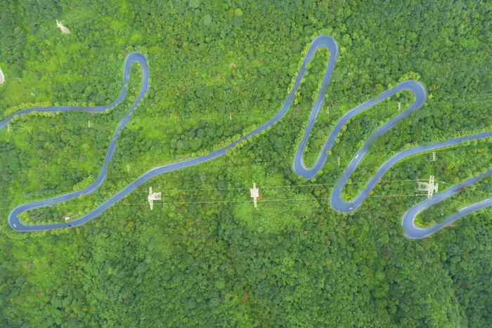 秦岭盘山公路。