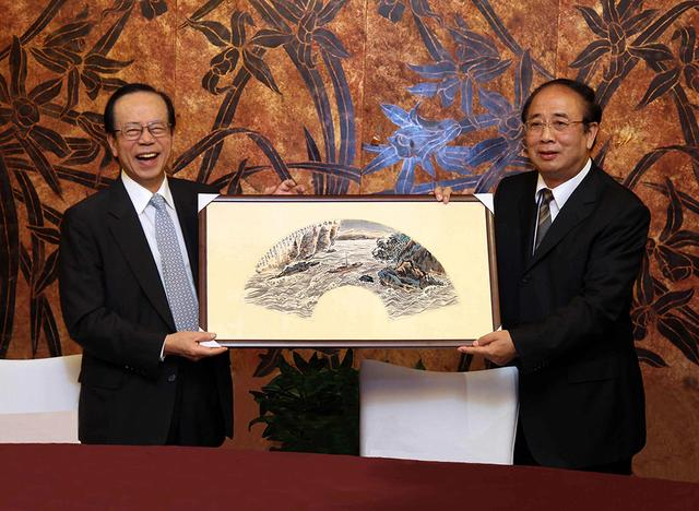 赵启正（右）与福田康夫，摄于2012年6月。 图片由赵启正友情提供