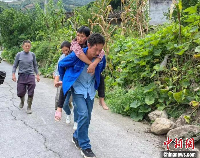 震后转移受灾群众。　朱元旭 摄