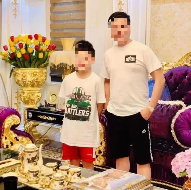 “李伟”发给刘女士自己和儿子的合影照片 