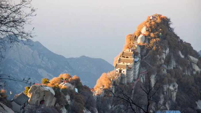 以险著名的华山，是秦岭山脉的一部分。