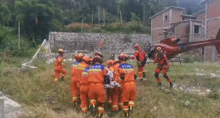 9月7日10时，救援人员将爱国村受伤群众转移至救援直升机。