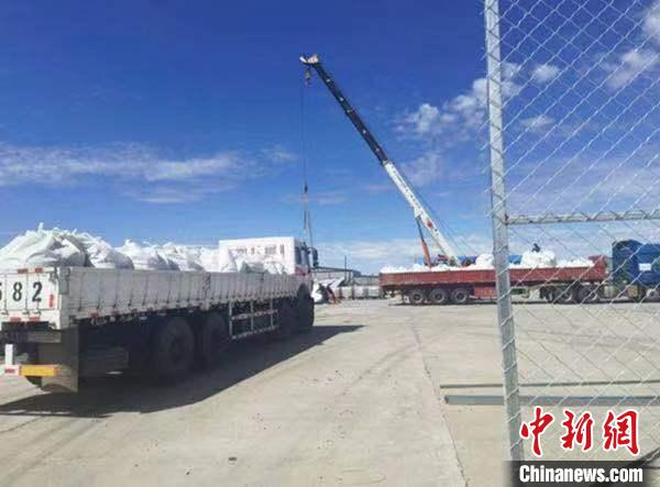 海拉尔固井项目部员工吊装水泥准备运走。　吴玉仙 摄