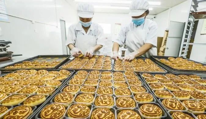中秋佳节临近，河北省遵化市各月饼生产企业一片忙碌景象，工人们加班加点赶制月饼，满足节日期间市场需求。新华社 刘满仓 摄