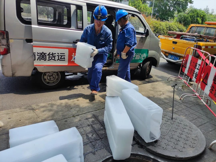 关惠方所在班组正在搬运冰块为浅沟电缆降温。受访者供图