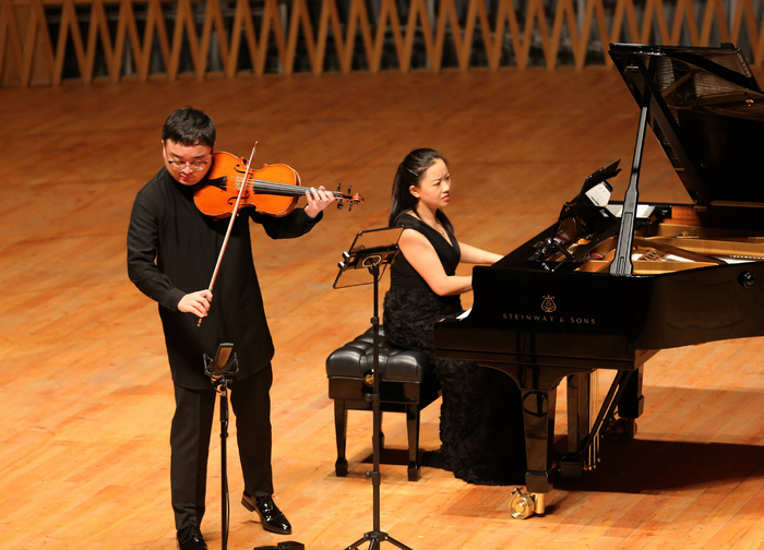 演出现场，梅第扬和钢琴家黄秋宁合奏。 上海交响乐团供图