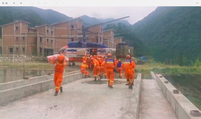 9月7日16时30分，直升机向王岗坪乡爱国村运输粮食、蔬菜等救援物资。