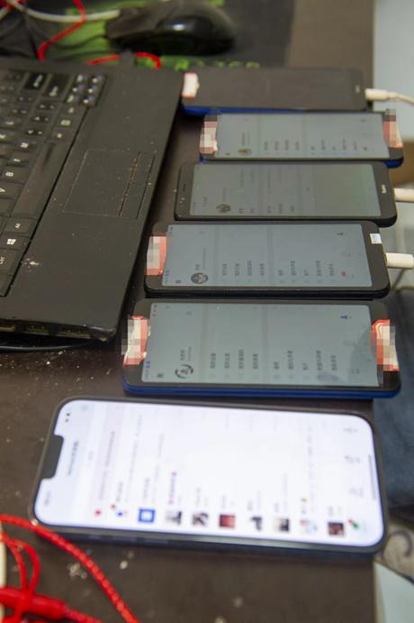 现场正在实施诈骗的手机。受访者供图