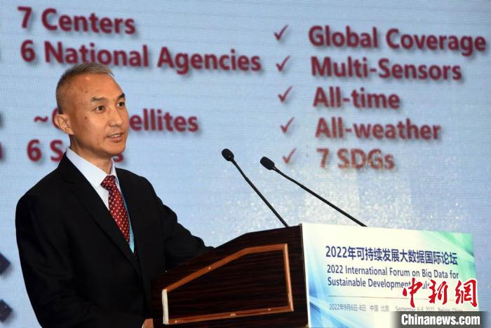 来自SDG中心的联盟秘书长、中科院空天信息创新研究院副研究员窦长勇介绍可持续发展卫星观测联盟。　中新社记者  孙自法 摄