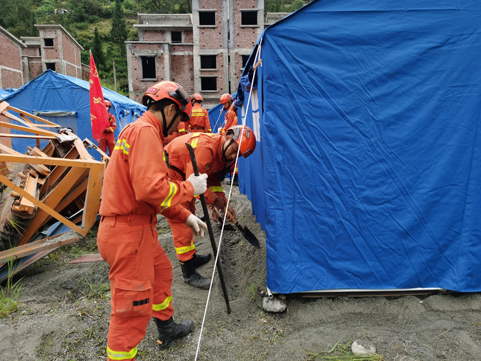 9月7日8时，攀枝花市森林消防支队盐边大队在爱国村搭设救灾帐篷。