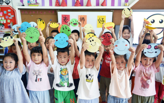 ▲2020年9月8日，在江苏省淮安市金湖县吴运铎实验幼儿园，孩子们展示送给老师的“笑脸卡”。图/新华社