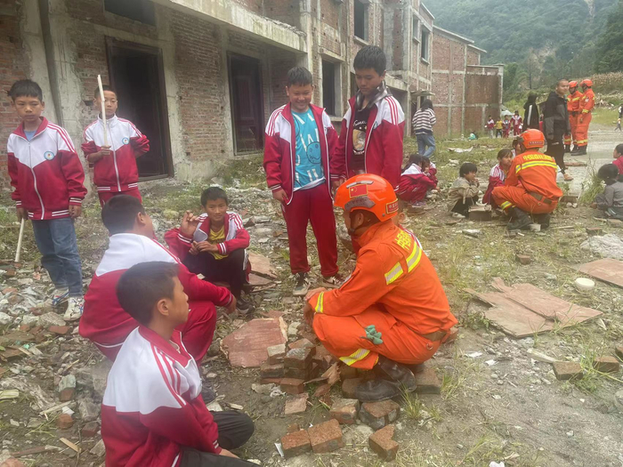 救援人员为孩子们做心理疏导。