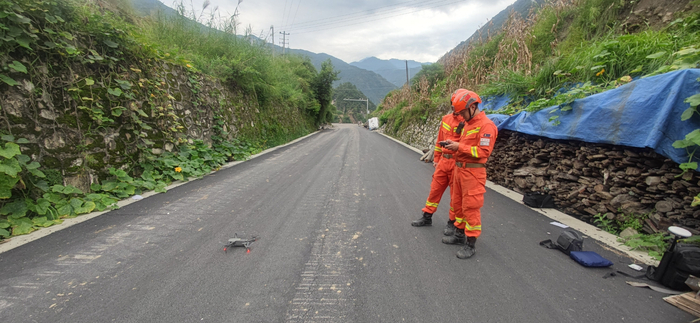 9月7日8时，救援人员使用无人机搜寻一名失联人员。