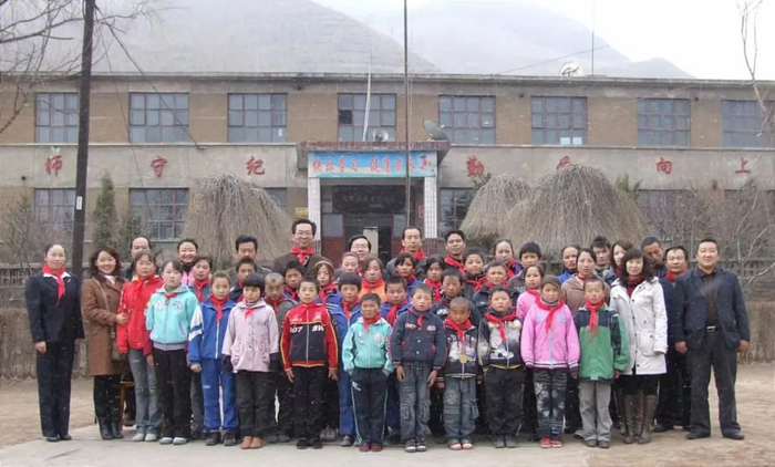 小学母校独立建校时的开学典礼。