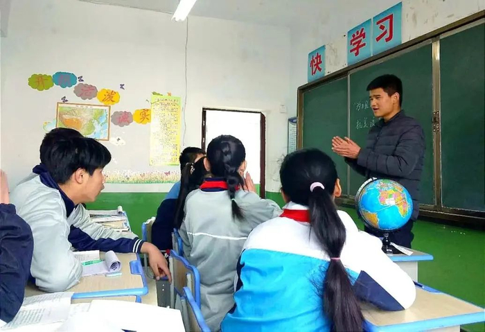 在母校实习期间给学生上课。