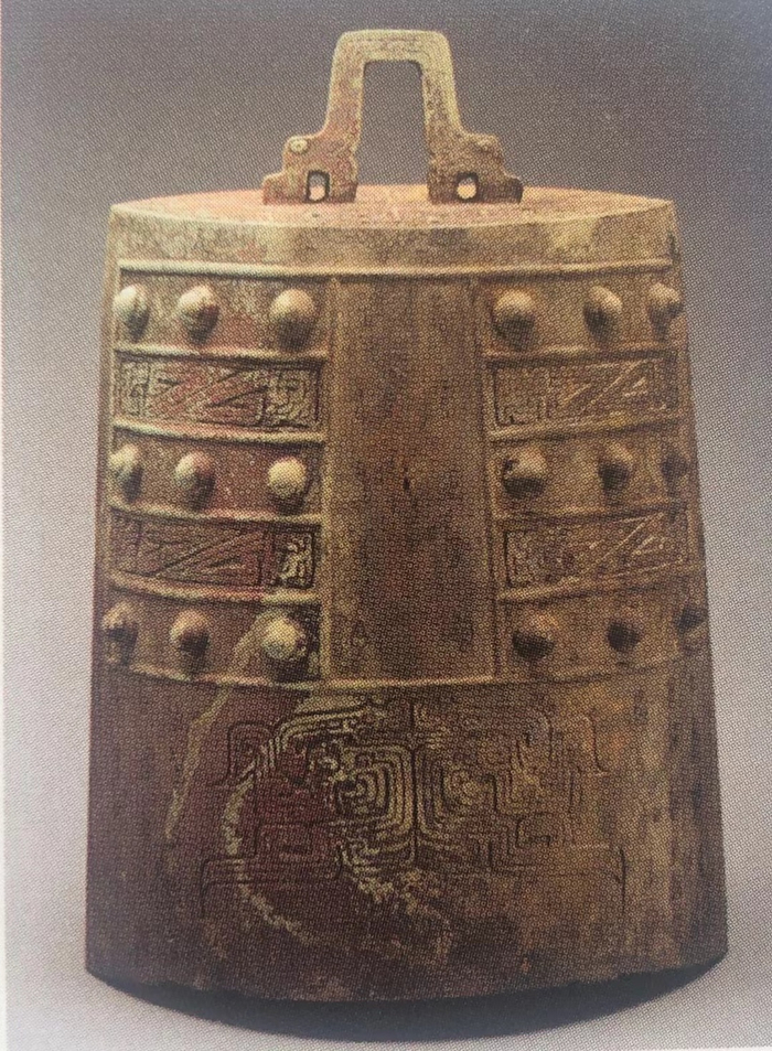 图3-1 湖北随州枣树林曾国墓地出土的嬭加编钟（郭长江提供）