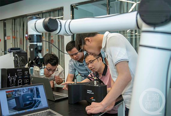 摇橹船科技研发团队正在进行产品测试（企业供图）