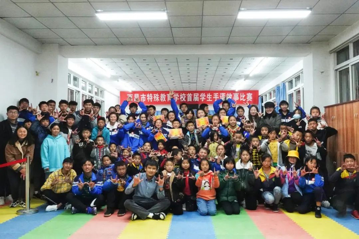 支教期间和学生在一起。