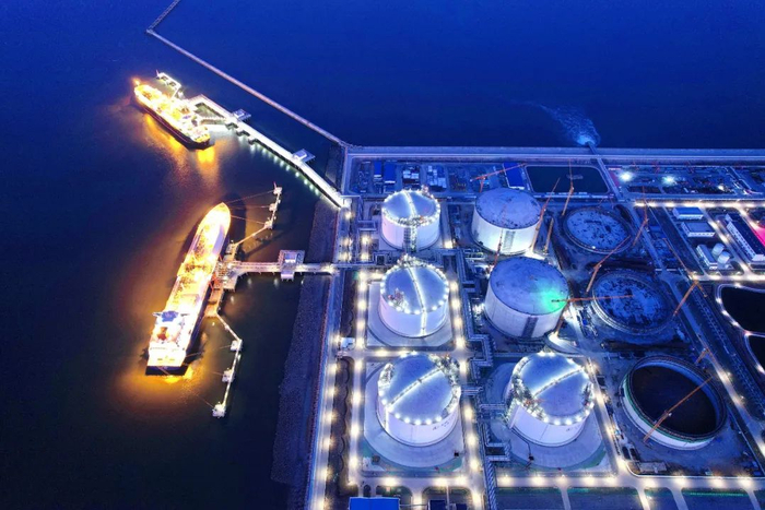▲资料图片：2022年2月26日，天津，中国石化天津LNG接收站在接收海外采购LNG。（视觉中国）