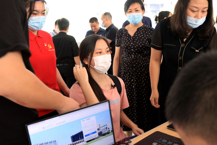 杨晓婷在办理新生报到注册等手续。