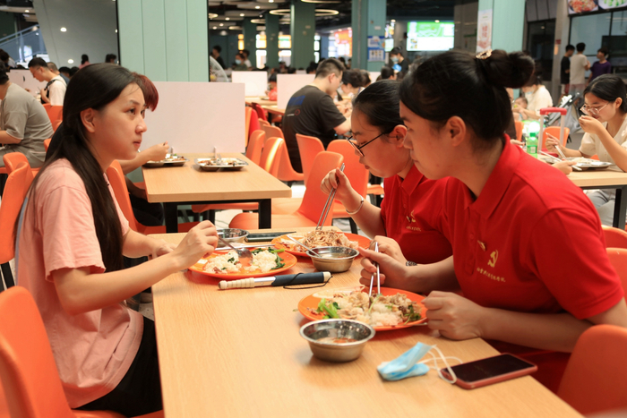 杨晓婷和同学在食堂用餐