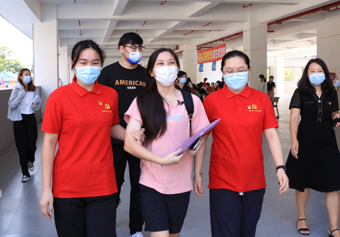 8月28日，在志愿者的帮助下，杨晓婷办理了入学手续。