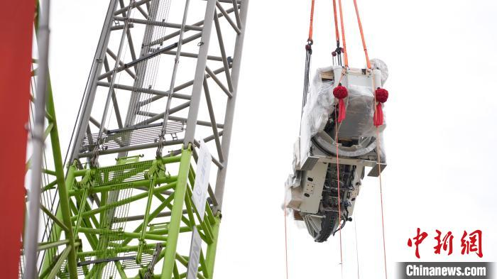 360°旋转机架吊装 刘坤维 摄