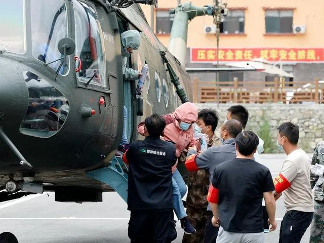 9月7日，首批从海螺沟搭乘直升机疏散出来的滞留人员抵达泸定县磨西镇。新华社记者 沈伯韩 摄