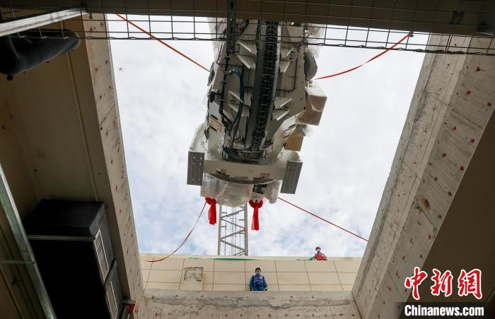 360°旋转机架吊装　张畅　摄