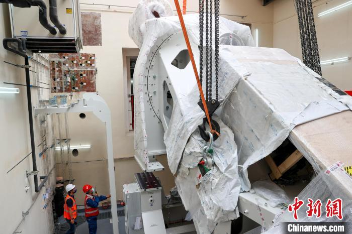 360°旋转机架吊装到位 张畅 摄