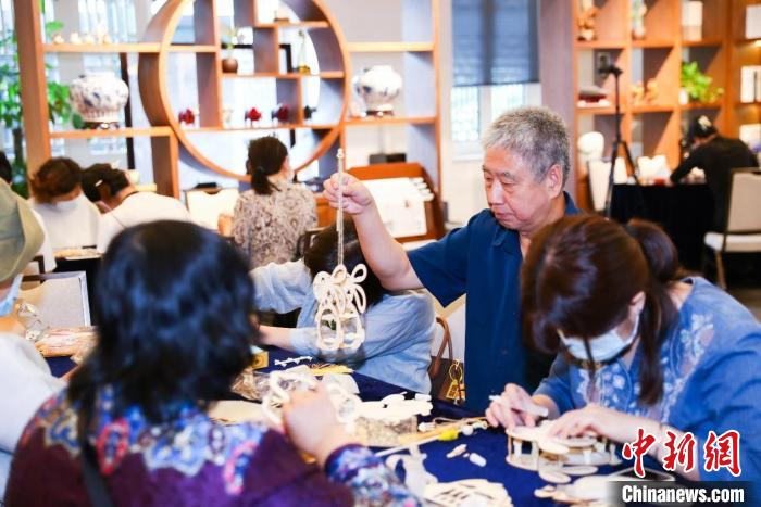 翟玉良和北京市民一起制作精美花灯 北京东城文化发展研究院供图