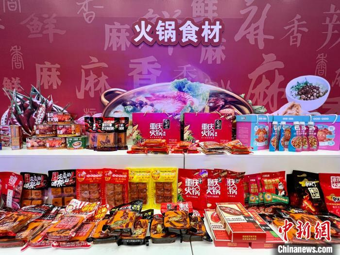 图为琳琅满目的火锅食材。　钟旖 摄