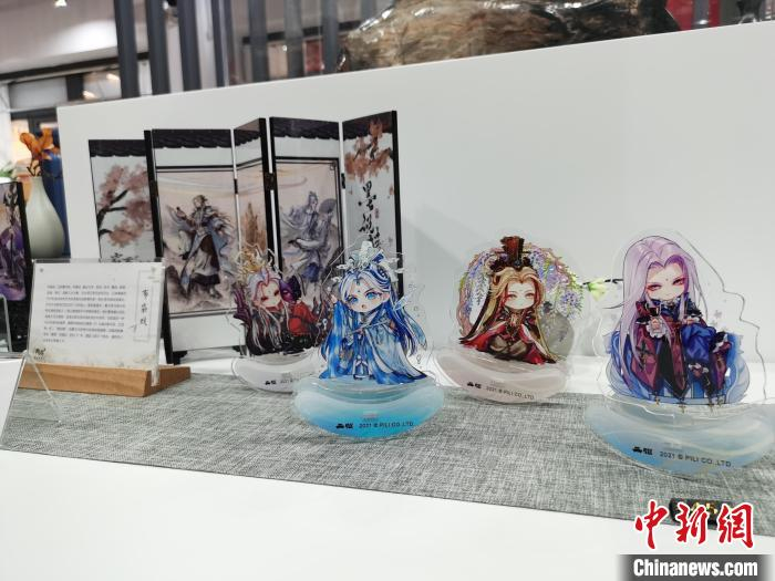 店铺中展示的台湾霹雳布袋戏文创品。　钟升 摄