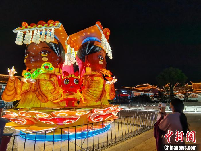 民众在妈祖花灯前拍照留念。　钟升 摄