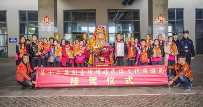 平潭冠山村白马尊王庙信众们在澳前客运码头敲锣打鼓，迎接从台湾乘坐“海峡号”渡轮回来的陈靖姑神像。图片来源：平潭时报
