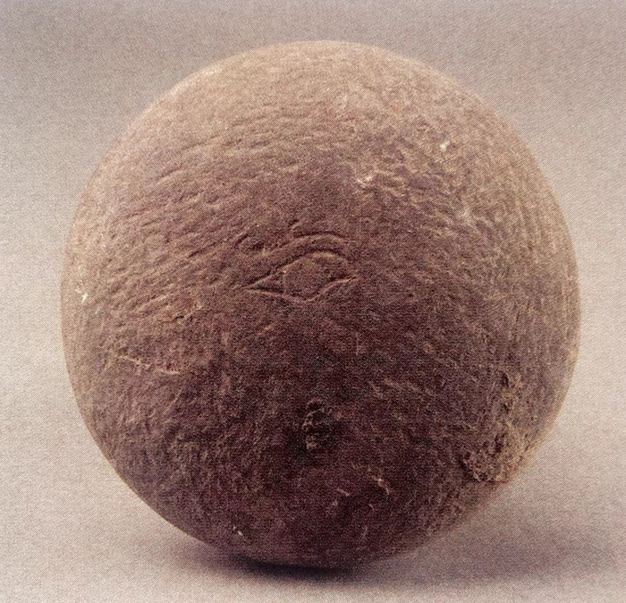 图20 郑州博物馆收藏的“眉”字灰陶拍