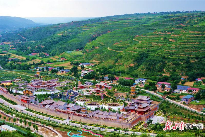 绿色环绕中的镇原县北石窟驿景区。新甘肃·甘肃日报通讯员 田永昭  