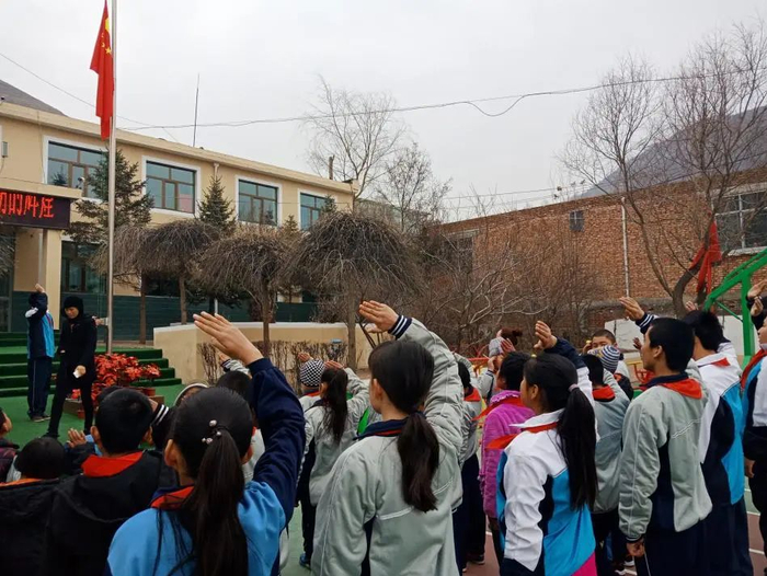 在母校任教期间的一次升旗仪式。