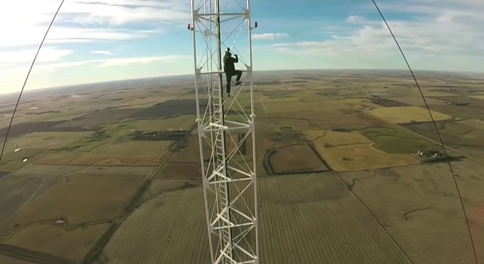 攀登者沿着钢架上升