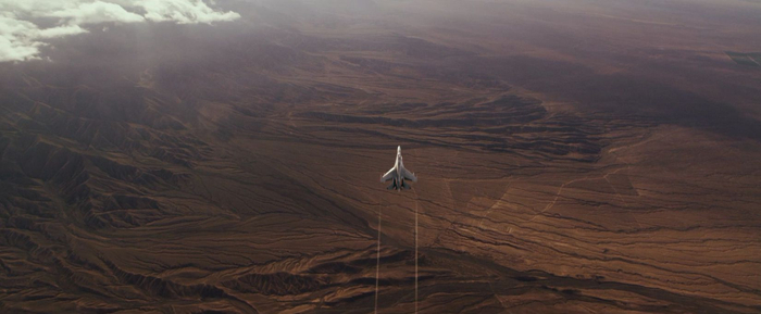 《长空之王》预告片截图。 试飞员正在试飞新战机。