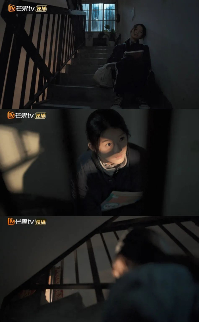 妈不要爹不疼的许恩怀在楼道上等父亲下班，她望向401室温暖的光