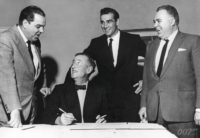 007原著小说作者伊恩·弗莱明（前中）同两位制片人和第一任007扮演者肖恩·康纳利会面