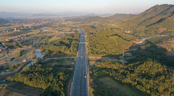 改扩建后的杭金衢高速  浙江交通集团供图