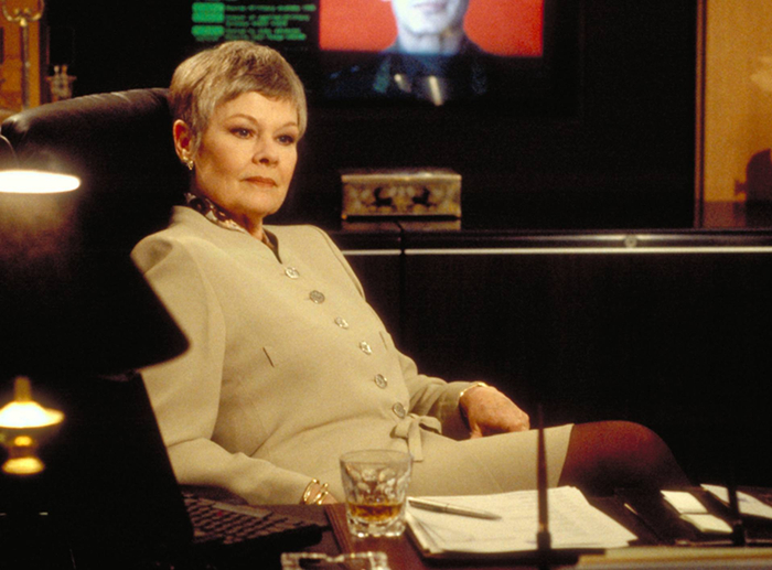 从1995年的《黄金眼》起，到2012年的《天幕坠落》，朱迪·丹奇一直饰演007的主管领导M夫人