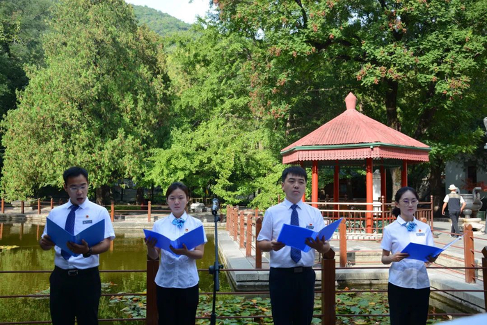       青年职工诗朗诵《人民万岁》     