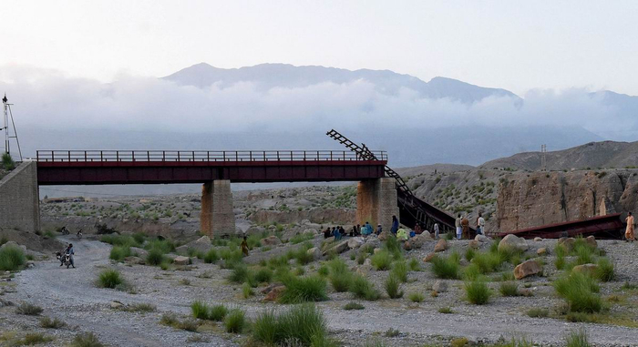 当地时间2022年9月1日，巴基斯坦俾路支省奎达东南部马赫镇，当地居民和工人聚集在被洪水破坏的铁轨旁。