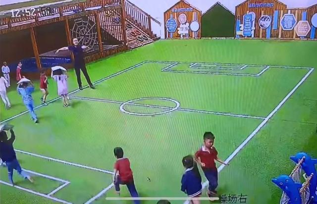 △ 视频中，有小朋友头顶枕头保护自己 